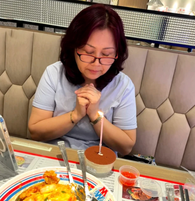 孙侨潞离世7个月妈妈心痛难忍,连唱两首歌怀念女儿,一度哽咽惹泪目