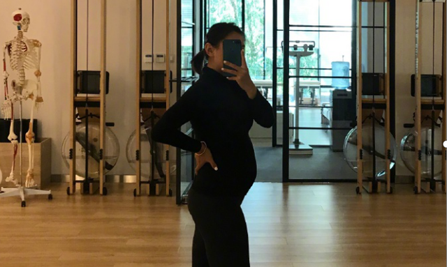 奥运冠军何雯娜罕晒性感照穿吊带裙身材丰腴背部大纹身抢镜