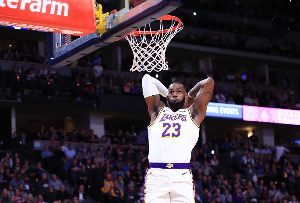 韦德 NBA奇葩的数据：韦德腮周长42厘米，詹姆斯季后赛场均摊手2.83次