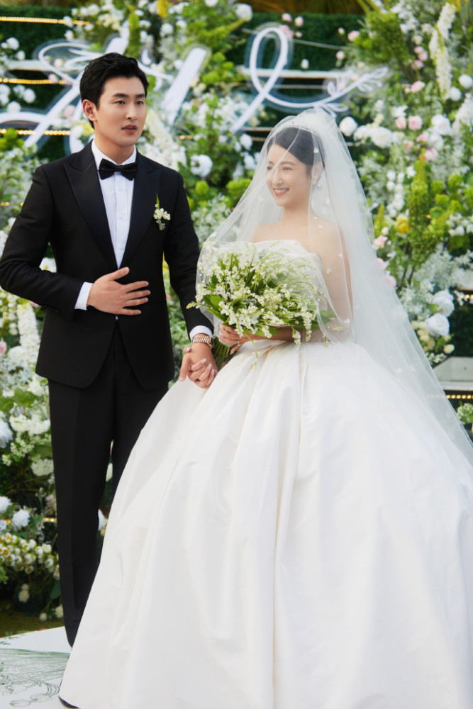 王彦霖晒婚礼高清照与艾佳妮亲吻对视甜蜜又幸福网友在线催生