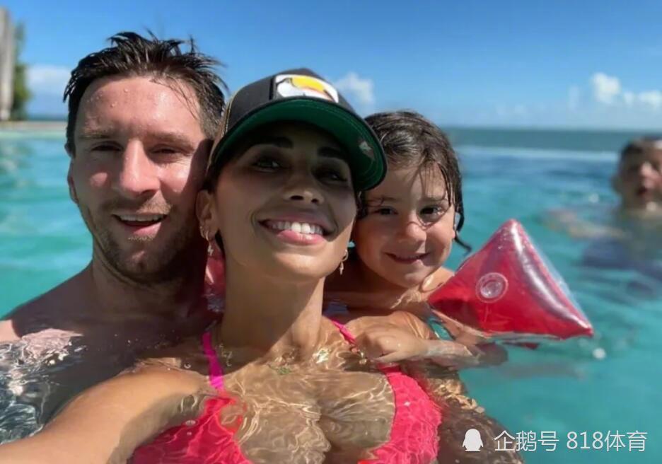 齁甜梅西迈阿密度假搂妻子小蛮腰合影安妞踮脚卖萌梅西笑容灿烂