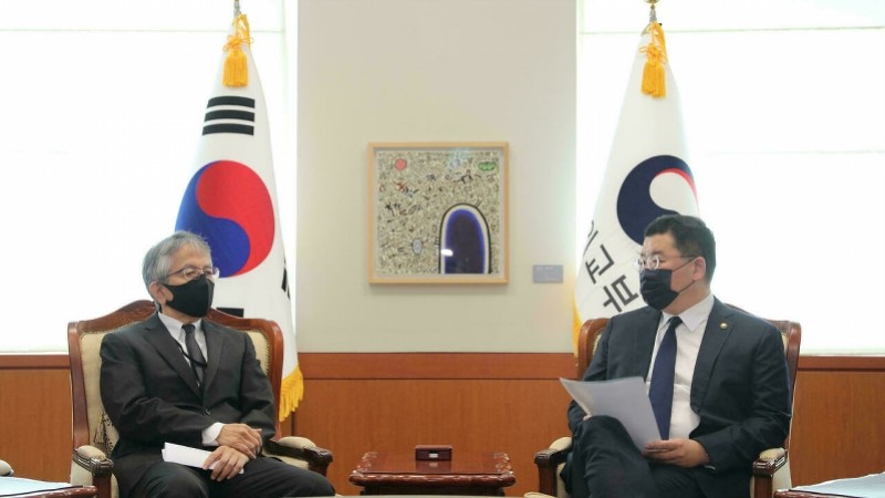 日本公使用下流词语嘲讽文在寅韩国外交部严正抗议