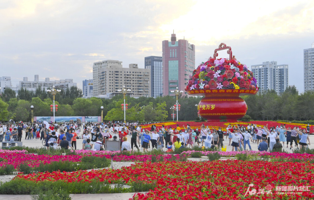 7月16日,市民在乌鲁木齐南湖市民广场跳舞健身,乐享夏日时光