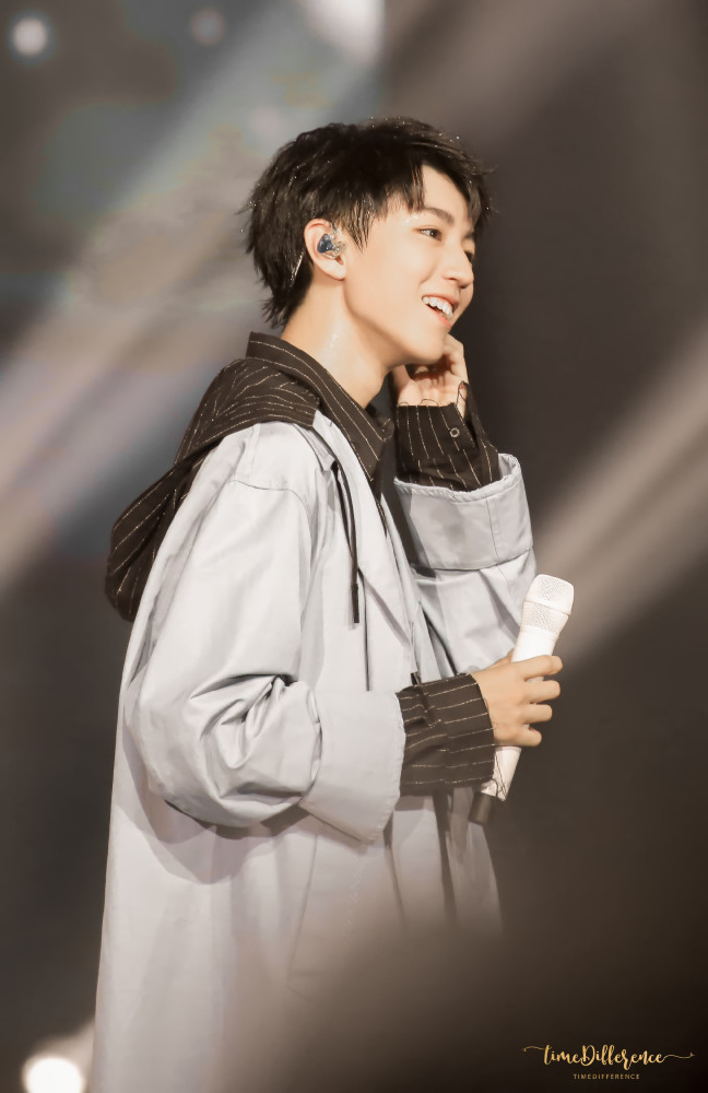 爱豆壁纸|王俊凯 一往无前