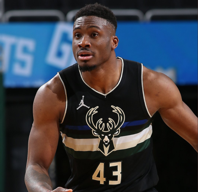 雄鹿队前锋萨纳西斯阿德托昆博因健康协议缺席天王山之战