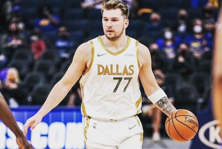 一生之敌吹杨晒出狮头新纹身东契奇纹身是虎头