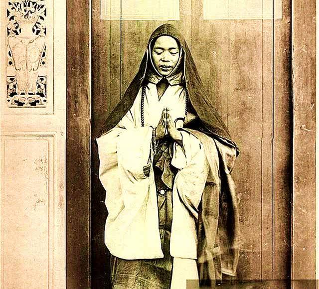 一天傍晚,静贤找到吴姨太商量,让她从回春堂药房里弄来一帖无色无味的