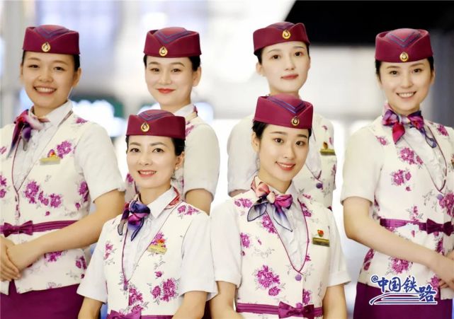 高铁乘务员盛装"迎新"