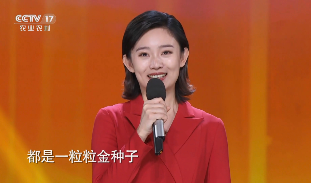 央视李七月的处境很尴尬,年轻主持人被提拔上来,主持机会再次缩减