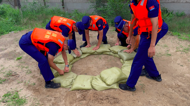 围堵管涌排查险情30余家单位联合开展防汛演练