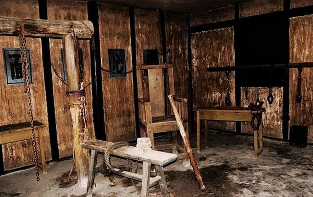 古代的老虎凳只需3块砖头便让犯人乖乖招供一般人扛不住