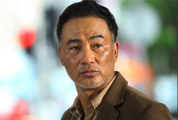 2019年,比向华强还狂的香港大佬,为何被刀捅后放恶人一条生路?
