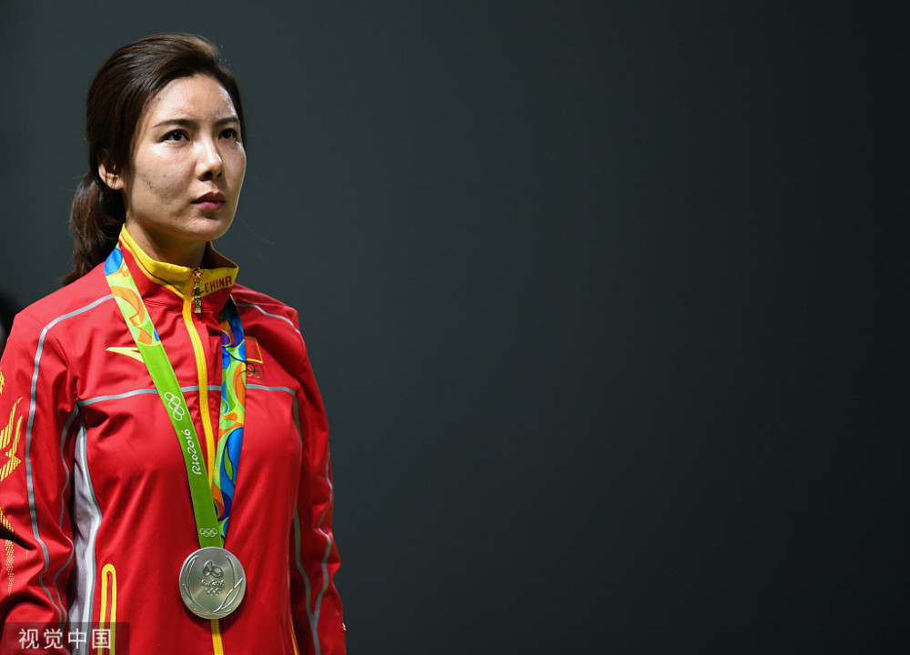 杜丽值得一提的是,雅典奥运会女子10米气步枪冠军杜丽已经转型成为