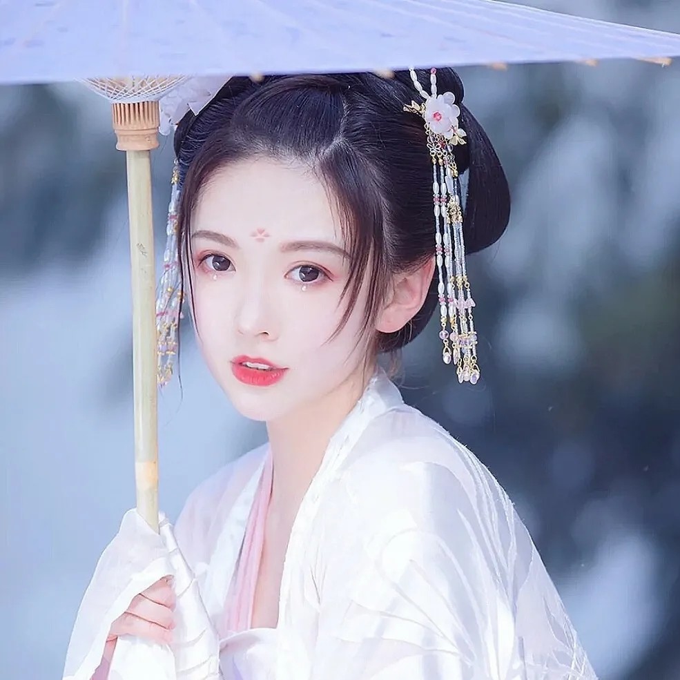超仙真人汉服女生头像晓看天色暮看云行也思君坐也思君