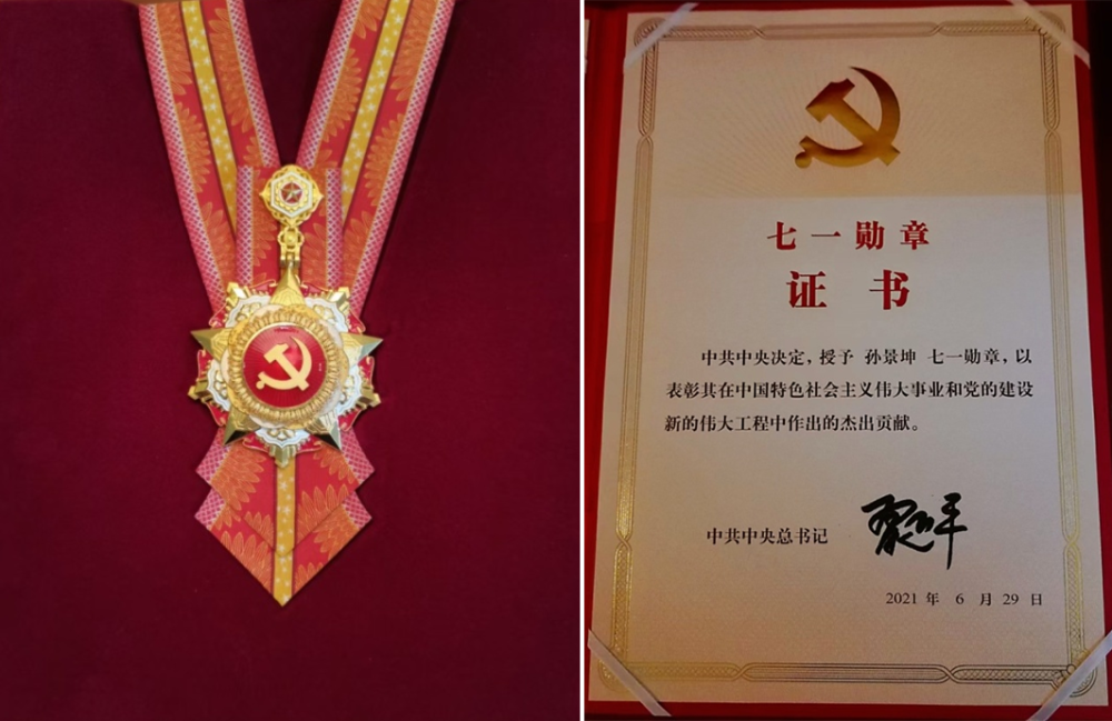 一个多月前,从他入围"七一勋章"提名建议人选后,记者开始了采访.