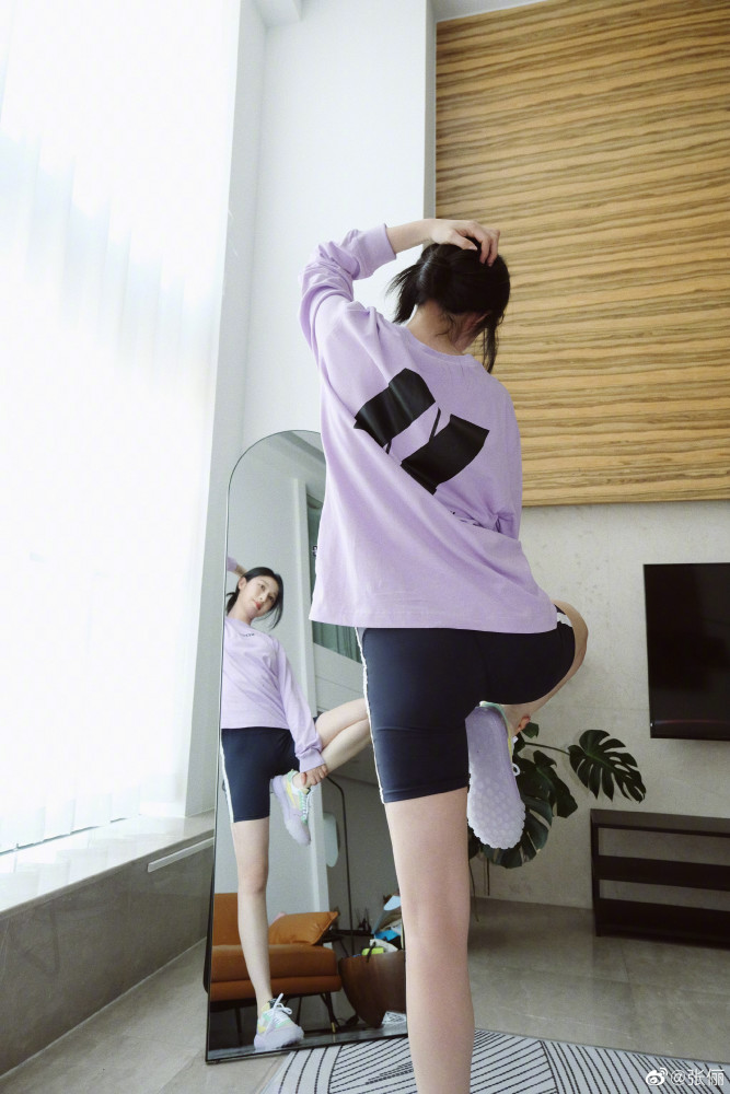 果然,张俪正是穿着这双增高运动鞋对着镜子做起了拉腿的动作,这个动作