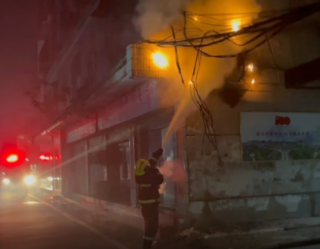 一小区电线起火现场火花四射噼里啪啦宛如枪战