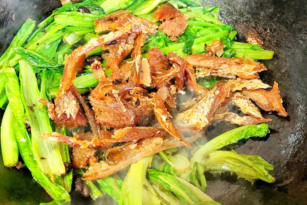 「豆豉鯪魚炒油麥菜&烹飪技巧」1,油麥菜先浸泡醋水,相當於為新鮮