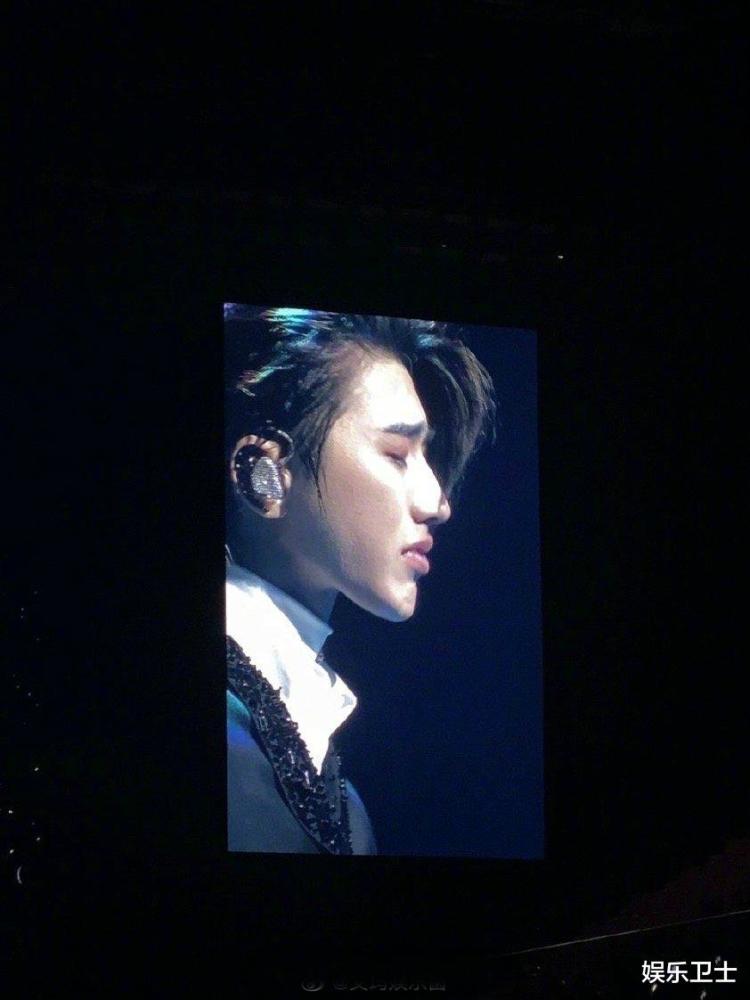 蔡徐坤演唱会上落泪,全场大合唱《情人》太感人,却与辣妹过度亲密惹不