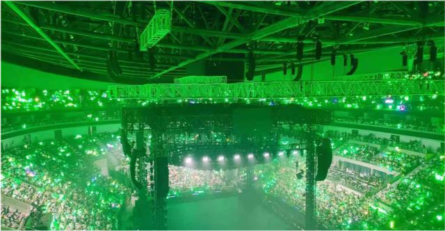 "乐华"演唱会:全场都是王一博粉丝应援色,台上偷笑像个小孩子_腾讯