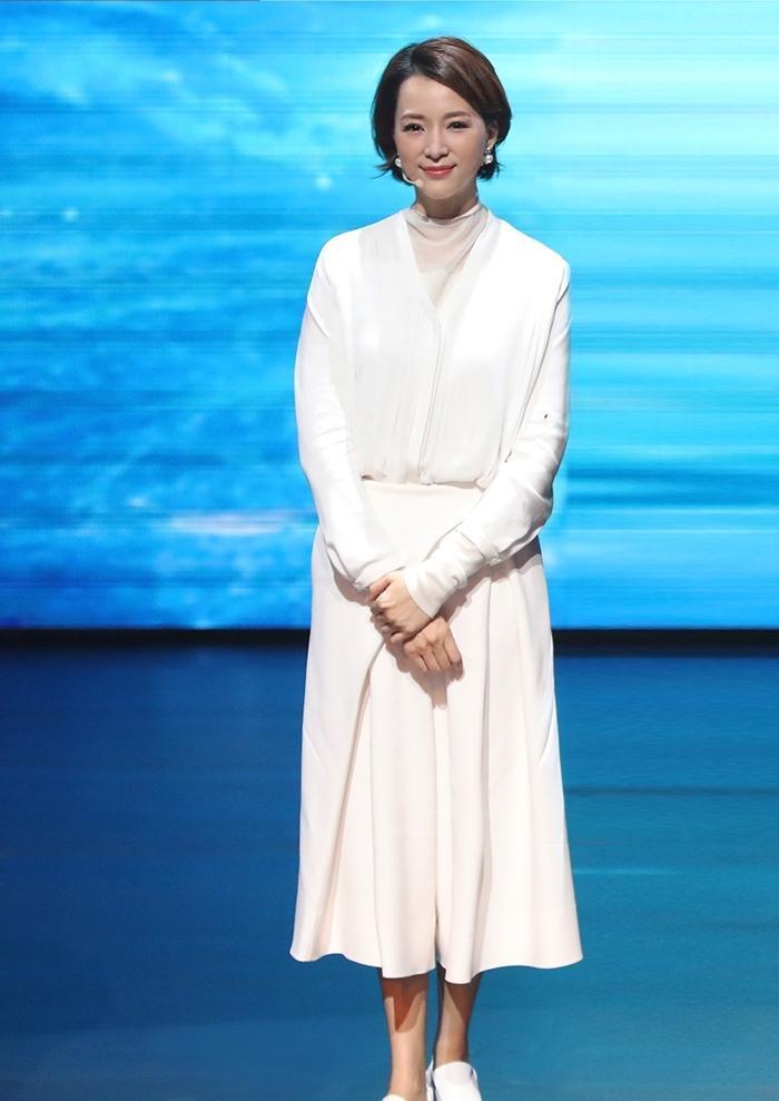 董卿又展现高级感!穿西装内搭连体裤优雅又时髦,40 女性可照穿