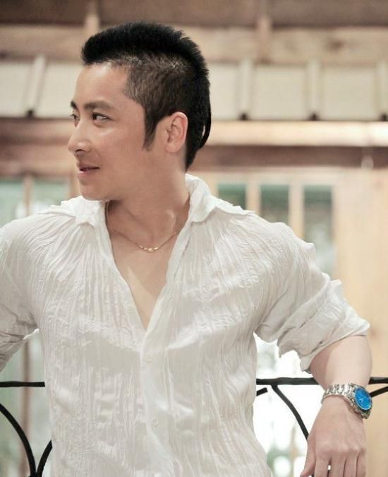 一首歌唱一辈子的歌手,他带上老婆一起唱,他唱不动了儿子来接班