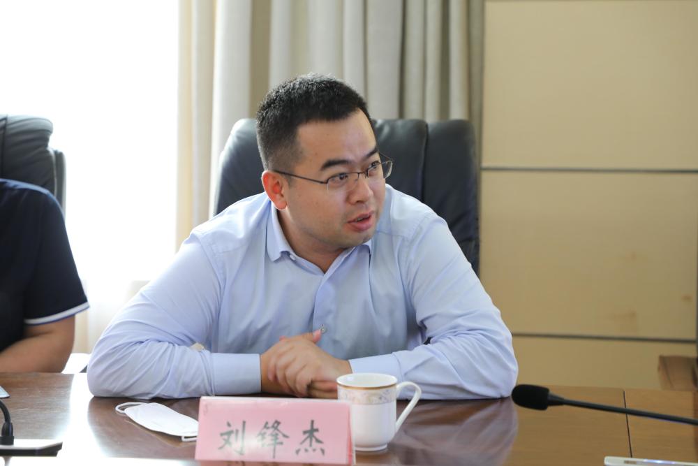 在去年的胡润百富榜上成为临沂首富的罗欣药业刘保起,今年仅59岁,也