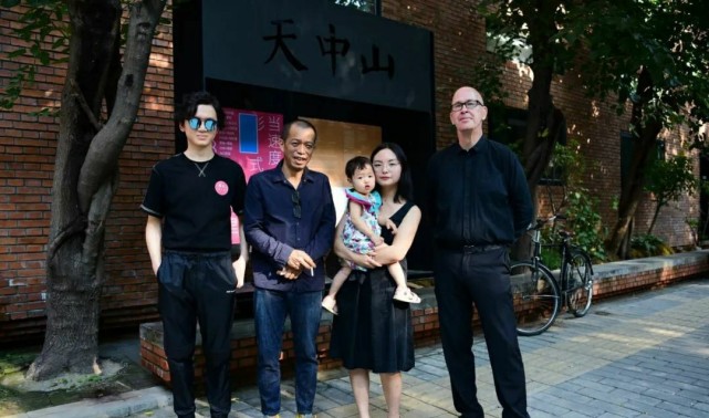 云南艺术家何云昌取出一根肋骨做成项链送给5个最爱的女人