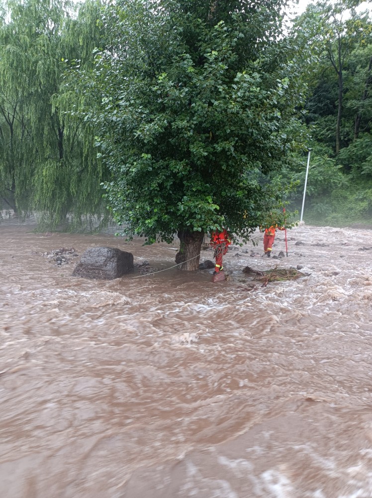 暴雨引发山洪致3人被困,延庆消防4小时安全营救