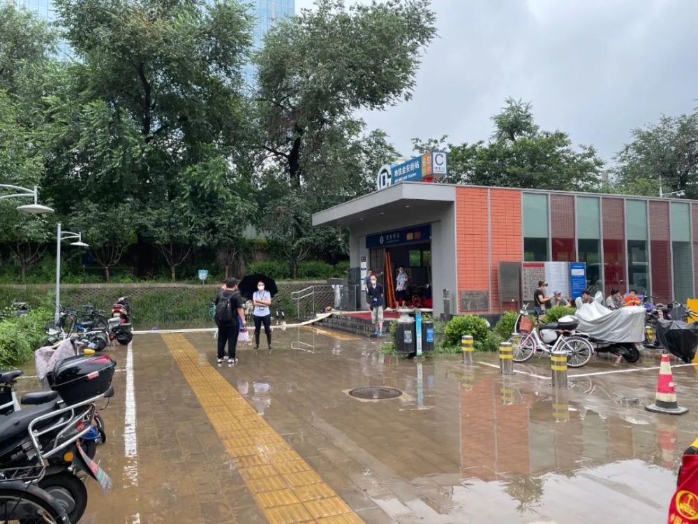 分散性阵雨持续,地铁金安桥站目前仍在封闭中