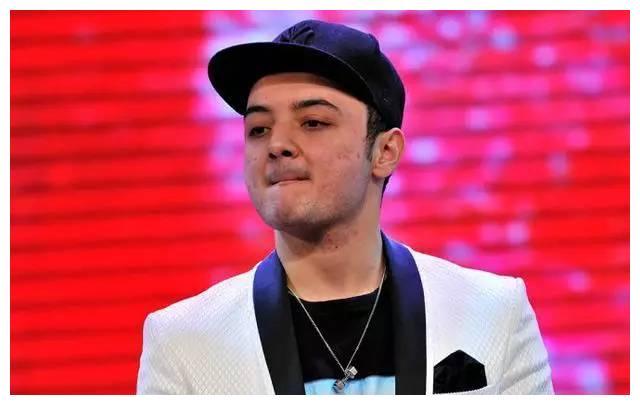 有种"逆袭"叫阿尔法:7岁登春晚,18岁秃顶,如今因帅气再走红