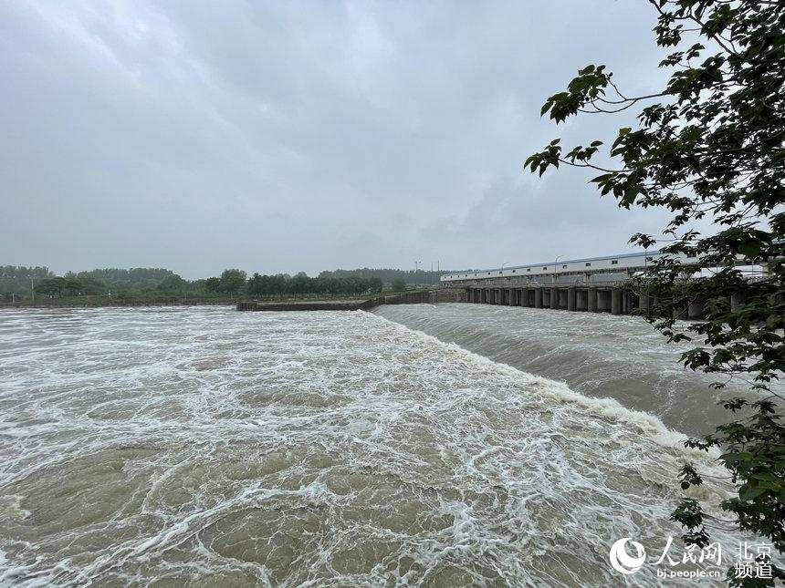 北京北运河流域开闸放水波浪翻滚蔚为壮观