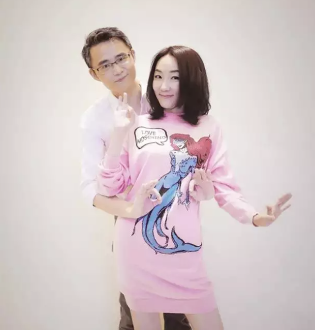 《奇葩说》第二季里,马薇薇在录制节目的时候意外受伤,周玄毅送她去