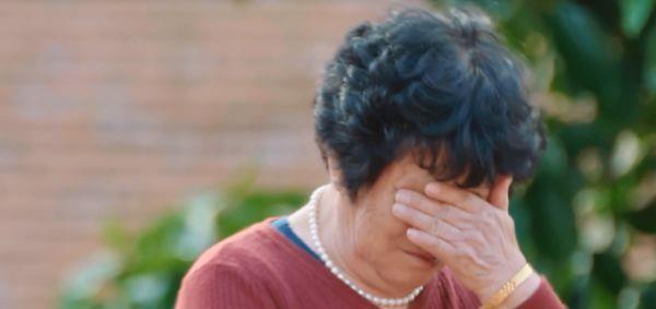 农村婆婆悲情落泪,郭晓东在父亲死后首次拥抱母亲,程莉莎落泪