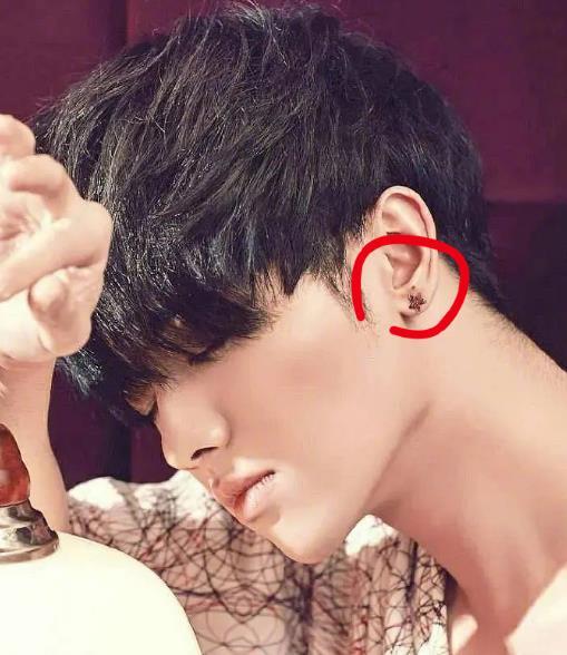 从耳朵轮廓对比来看,华晨宇的耳朵上确实有一颗痣,很多网友也认为这组