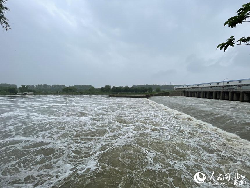 北京北运河流域开闸放水波浪翻滚蔚为壮观