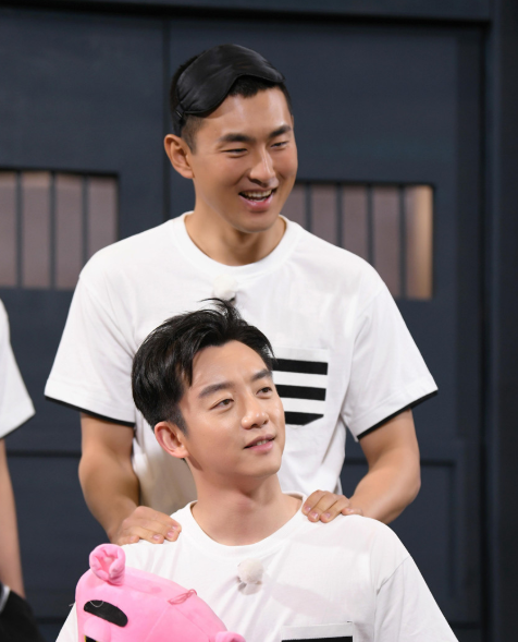 《奔跑吧》成员大婚,半个娱乐圈送来祝福,跑男团却并未到全