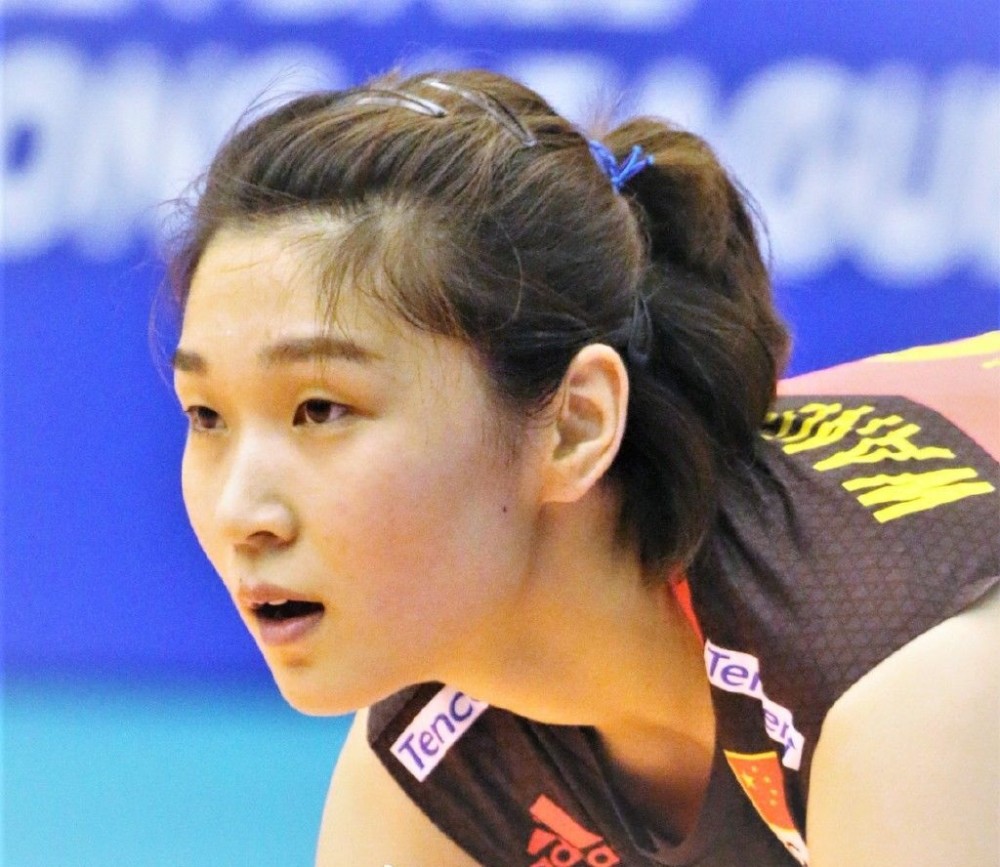 我们熟悉王梦洁,那是2019年的日本女排世界杯赛,11场全胜,让我们看到