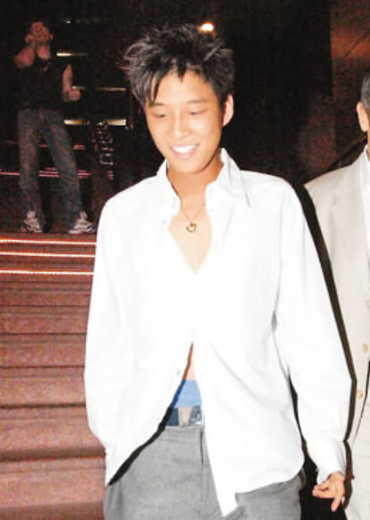 接受西式教育的他从小时候就见多识广,也因此深受爷爷的喜爱,霍启山在