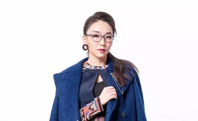 两个人在第二季《奇葩说》公布的恋情,彼时周玄毅前妻还曾出面内涵,暗