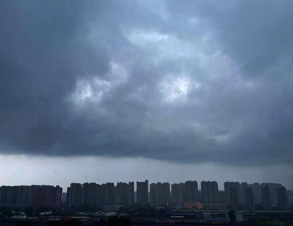 暴雨來襲鄭州強降雨推遲到今晚開始