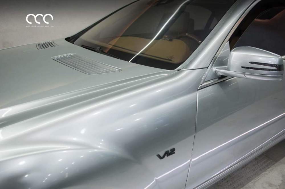 奔驰车身升级,装贴漫彩改色膜电镀金属银