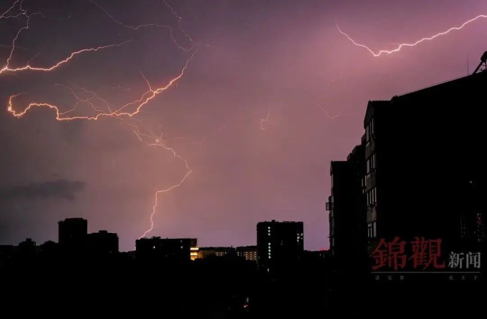 图:成都日报锦观图:成都日报锦观成都夜空宛如白昼,闪烁不止刹时照亮