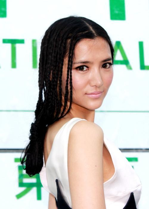 李小璐闺蜜李桃:40岁嫁24岁小男友,还带6岁女儿,她是如何做到的?