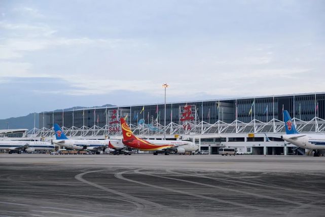 航空方面,海南有三亞鳳凰國際機場,海口美蘭國際機場, 瓊海博鰲機場