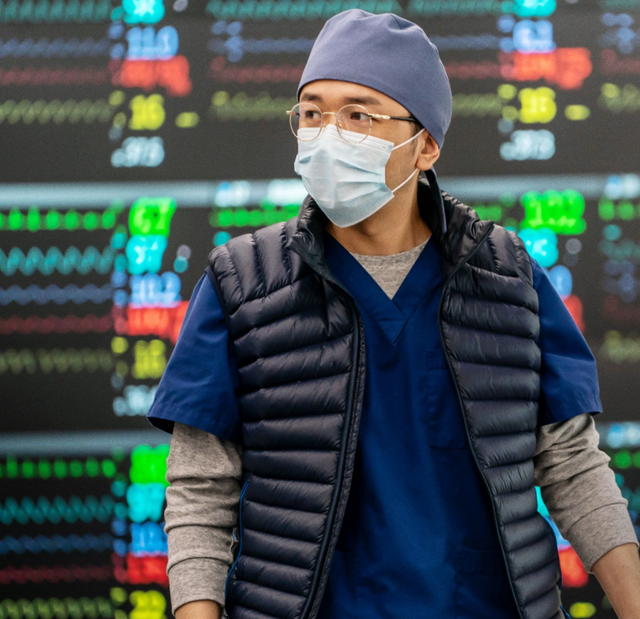 白衣执甲,逆行出征,《中国医生》观后