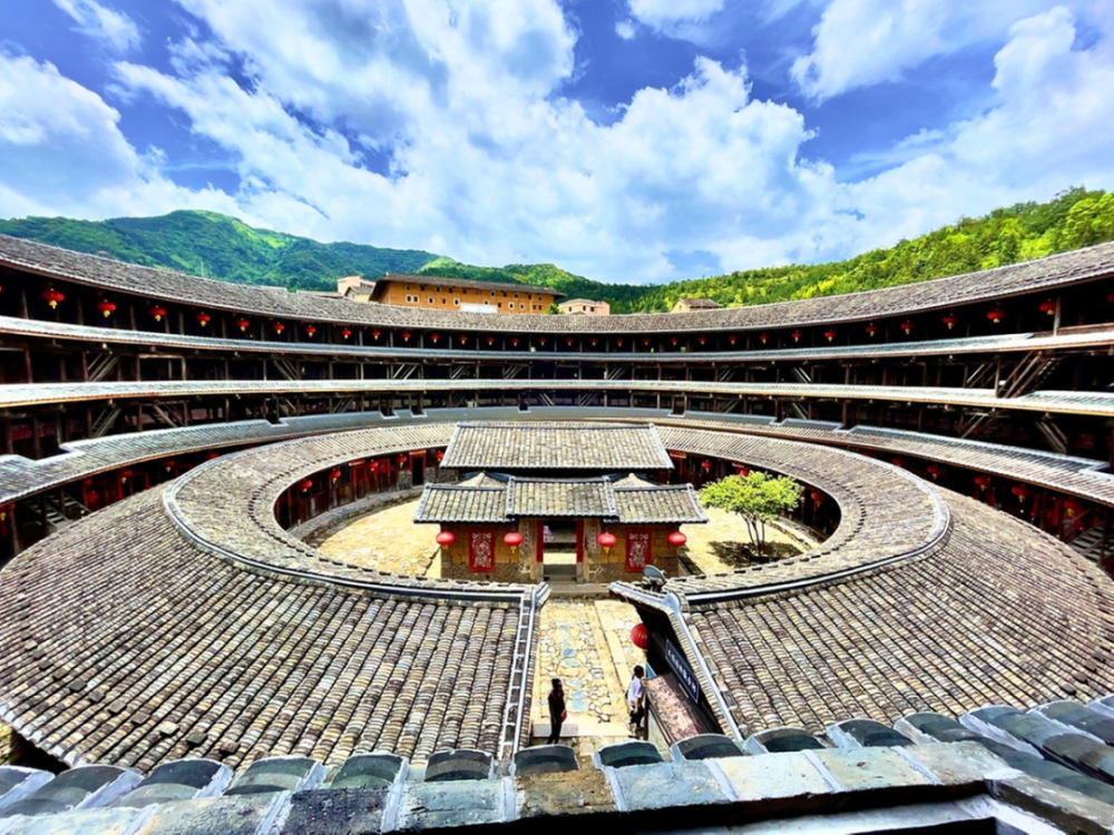 中国日报旗舰版头版刊文讲述世界文化遗产永定客家土楼的故事