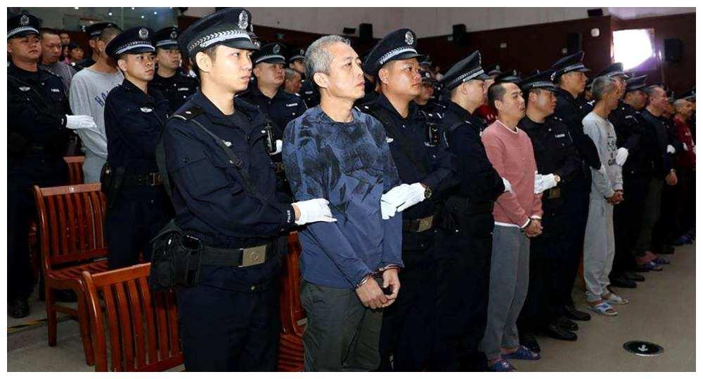 2019年4月,黄鸿发名下的黑产"揽金大厦"被炸毁,这座违建大厦的炸毁也