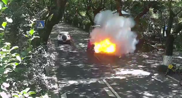 骑行中自燃！常骑电动车的姐妹们，充电时注意这几点！