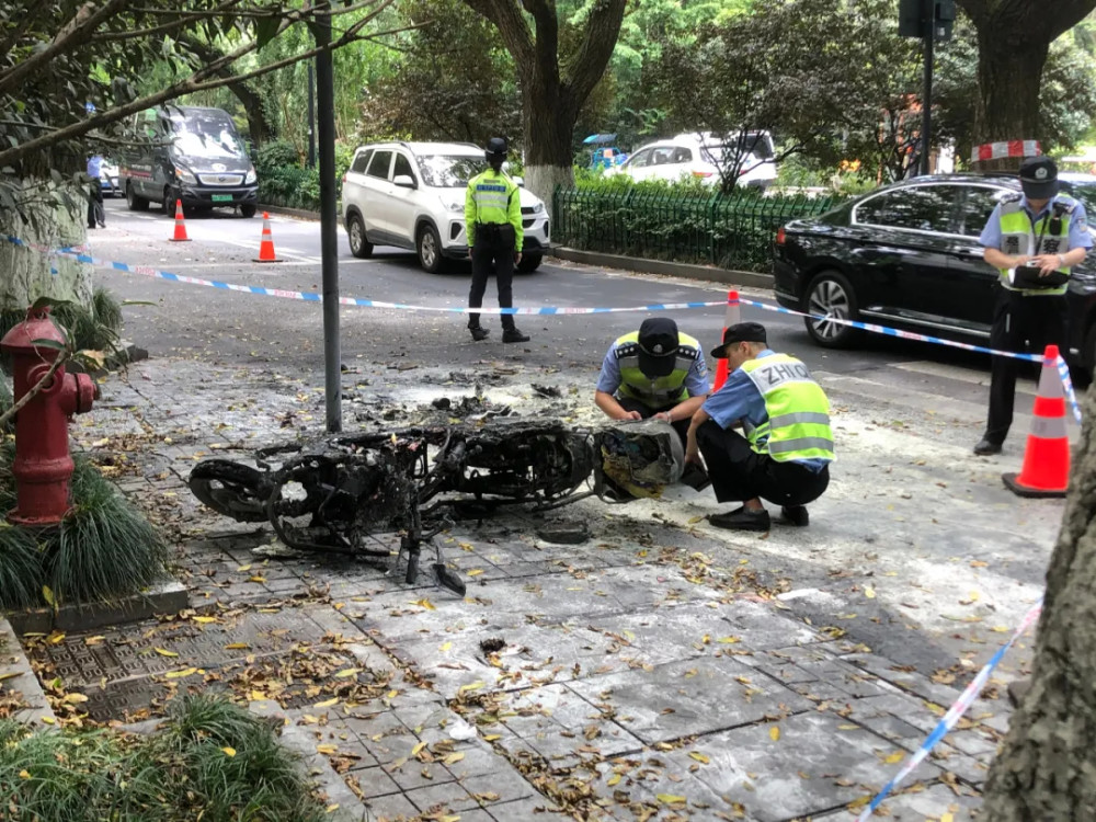 另一路记者赶到了玉皇山路,事故现场拉起了警戒线,一辆电瓶车倒地